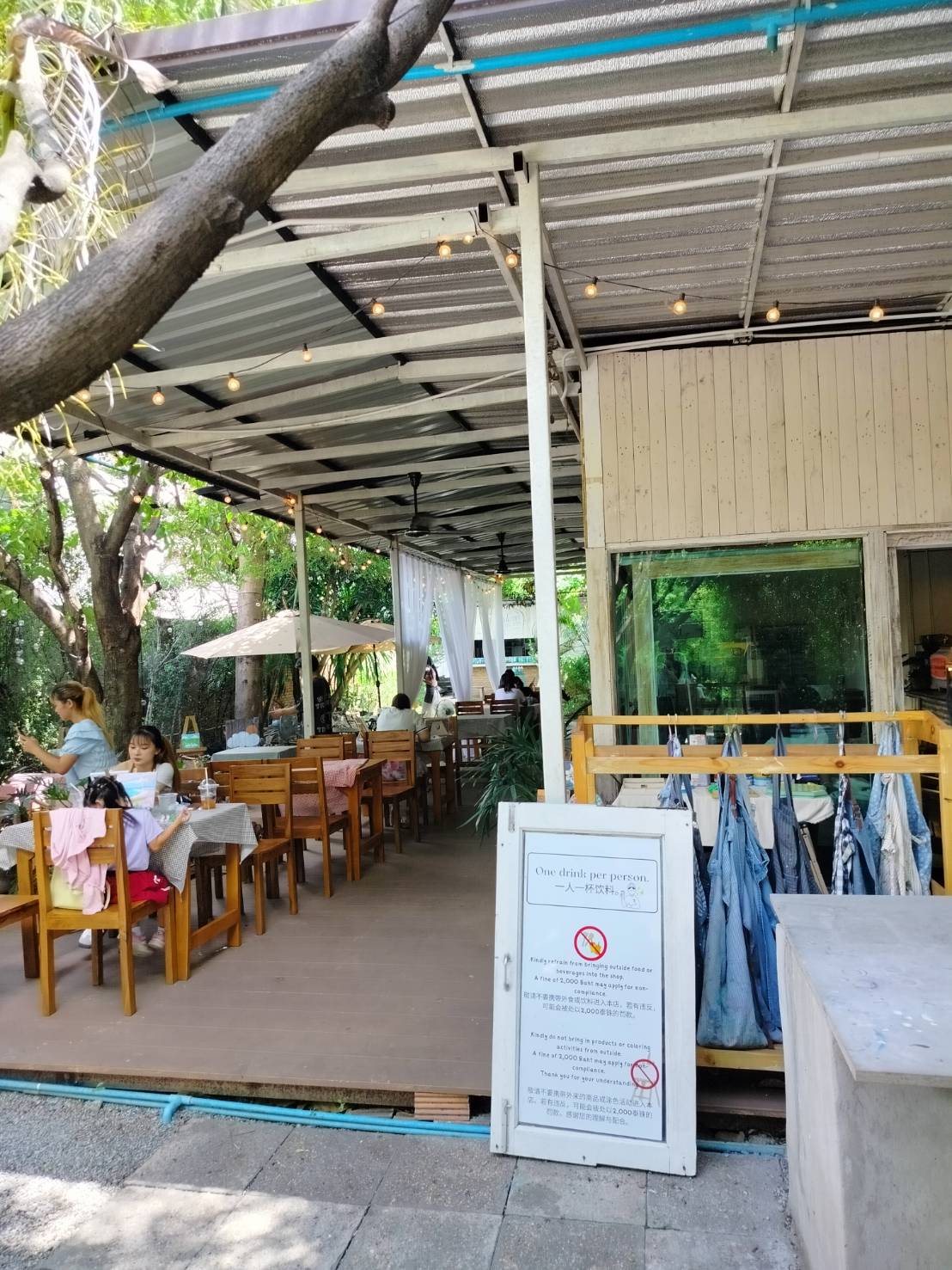 บรรยากาศในร้าน ฝนตกแดดออก