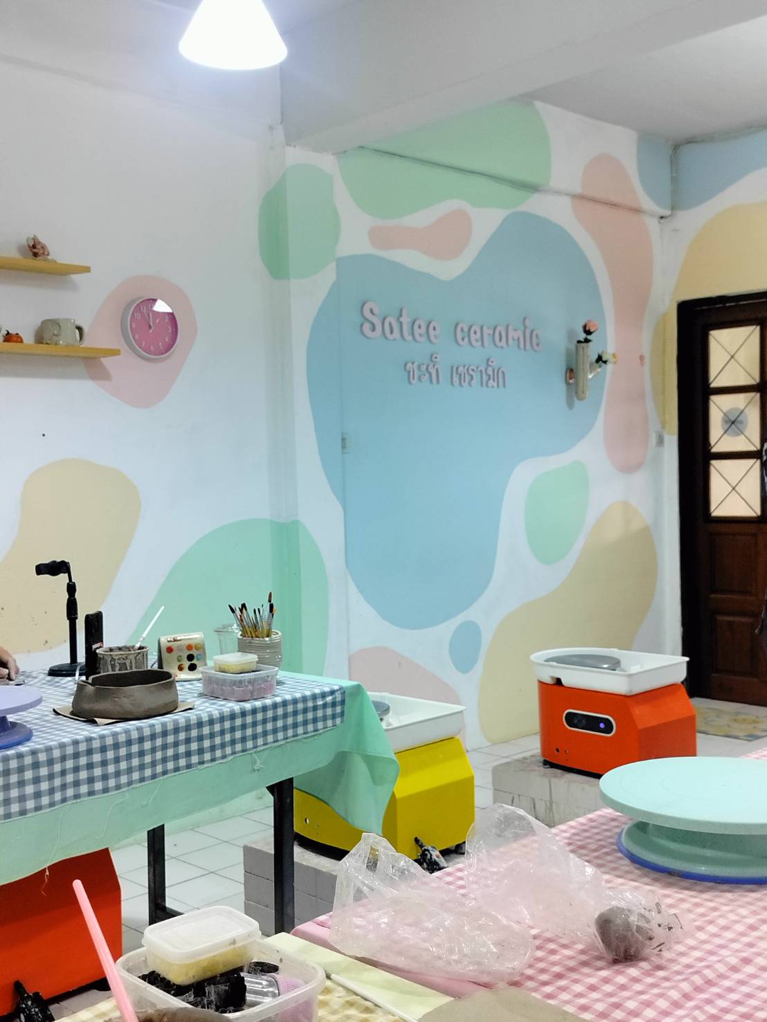 บรรยากาศร้าน เวิร์คช็อปเซรามิก Satee.ceramic